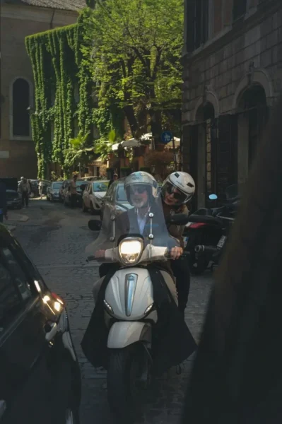 Par razmatra da li je električni skuter pravi izbor dok se voze kroz grad.