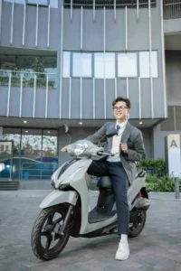 Početnik testira da li je električni skuter pravi izbor za njega, uživajući u laganoj vožnji.