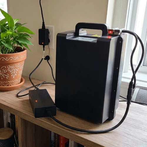 Punjenje baterije električnog skutera ZAPmoto u stanu.
