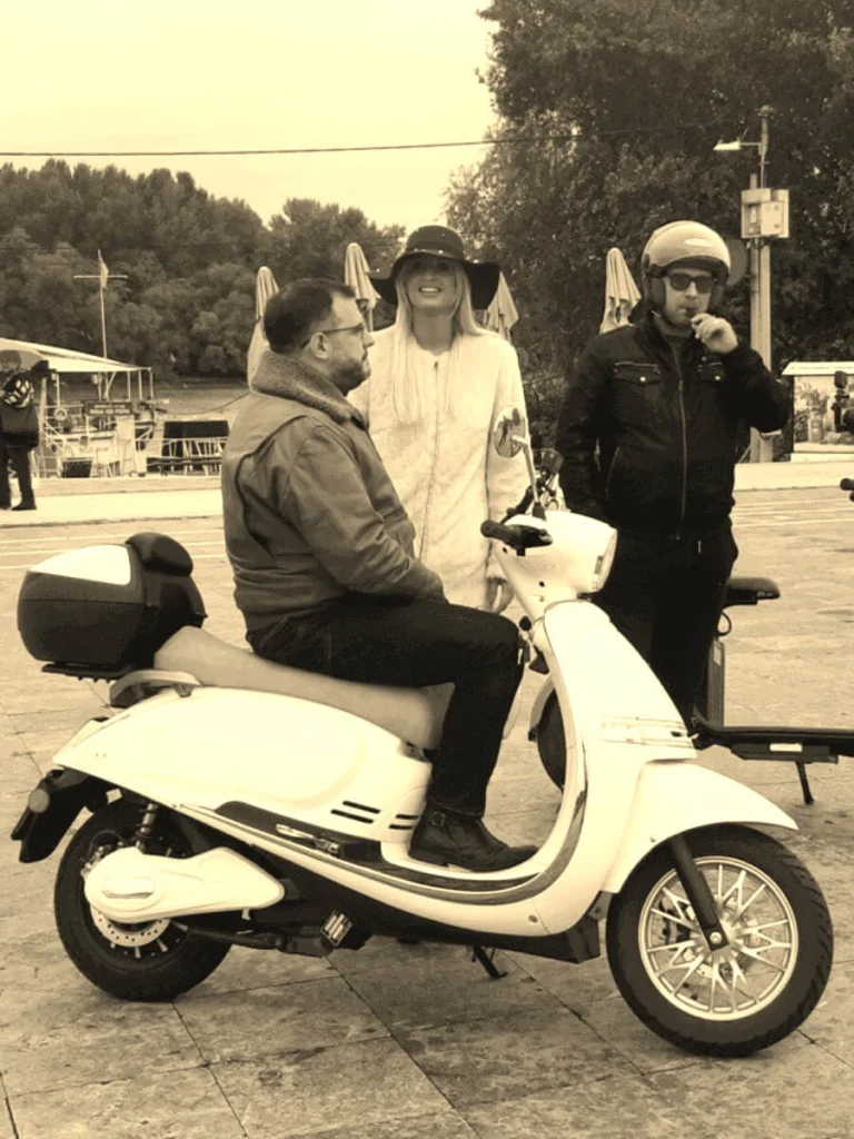 Beogradski glumci i voditelji sa ZAPmoto električnim skuterima – zadovoljni kupci