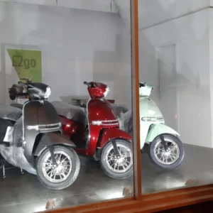 Kupovina električnog skutera korak po korak - ZAPmoto salon noću – električni skuteri pod reflektorima
